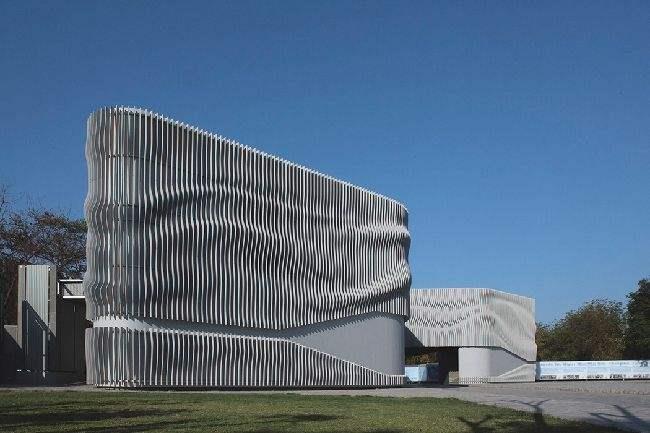 廊坊浅谈现代建筑采用网架结构安装的主要优势和应用